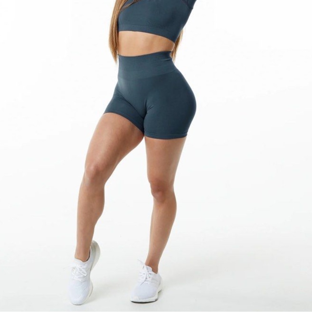 Alphalete Amplify 4.5 Whale Blue Short